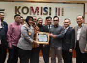 Komisi III DPR RI Beri Penghargaan ke Kapolres Metro Bekasi atas keberhasilan mengawal konflik antara Warga dengan Pengembang secara damai.