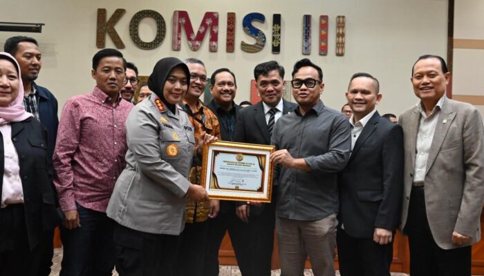 Komisi III DPR RI Beri Penghargaan ke Kapolres Metro Bekasi atas keberhasilan mengawal konflik antara Warga dengan Pengembang secara damai.