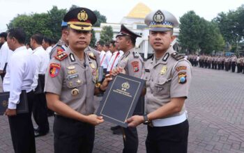Kapolres Pasuruan Pimpin Apel dan Berikan Penghargaan kepada 38 Personel Berprestasi