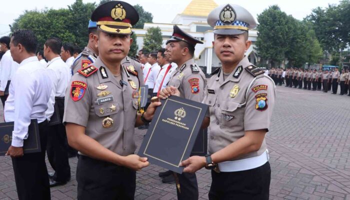 Kapolres Pasuruan Pimpin Apel dan Berikan Penghargaan kepada 38 Personel Berprestasi