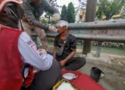 Pengendara Motor R2 Tergeletak Setelah Tertabrak Pejabat Kaki Yang Diduga Alami Stroke