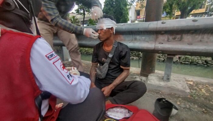 Pengendara Motor R2 Tergeletak Setelah Tertabrak Pejabat Kaki Yang Diduga Alami Stroke