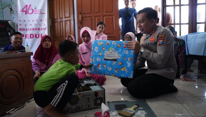 Hari Jadi YKB ke-46, Kapolres Bojonegoro Beri Hadiah Laptop Bocah Jago Perbaiki Elektronik