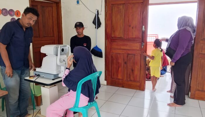 Diserbu Warga! Pemeriksaan Mata Gratis di Desa Kubang Banjir Peminat