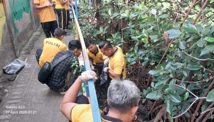 Sambut Hari Bumi 2026, Polsek Asemrowo Bersihkan Kampung Warna-Warni Tambat Labuh Shontoh Laut Surabaya,