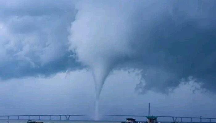 Pusaran Angin Mendadak Terjang Pesisir Surabaya, Warga Panik di Sekitar Suramadu