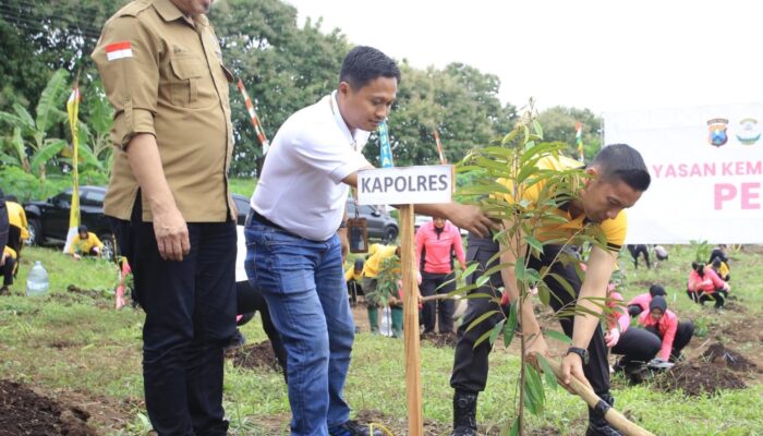 Hari Bumi, Polres Madiun Gandeng Perhutani Tanam Ribuan Bibit