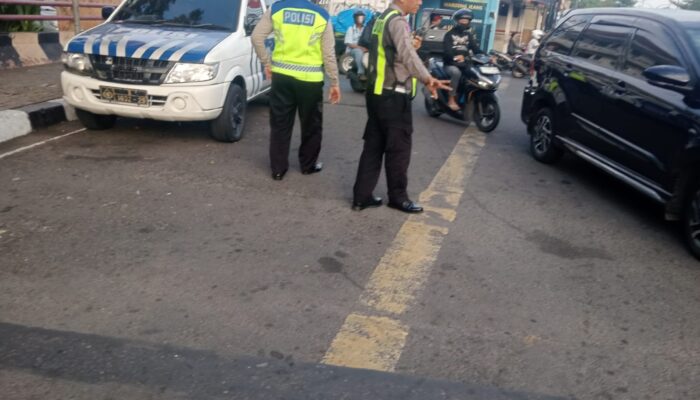 Polsek Tambaksari Urai Kemacetan di Simpang Kedung Cowek, Lalu Lintas Kembali Lancar