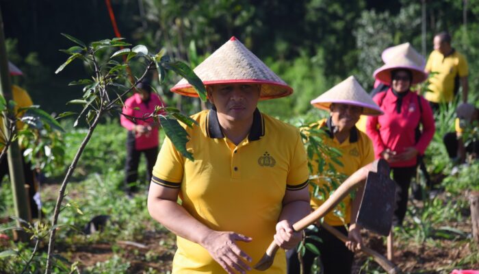 Gerakan Tanam Pohon, Polres Bondowoso Hijaukan Bukit Bintang