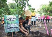 Peduli Lingkungan, Polres Gresik Bersama Bhayangkari Tanam Puluhan Pohon Produktif