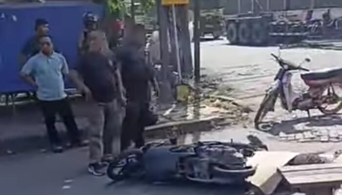 Motor R2 vs Damtruk di Margomulyo, Pengemudi R2 Mister X. Tewas di Lokasi Kejadian