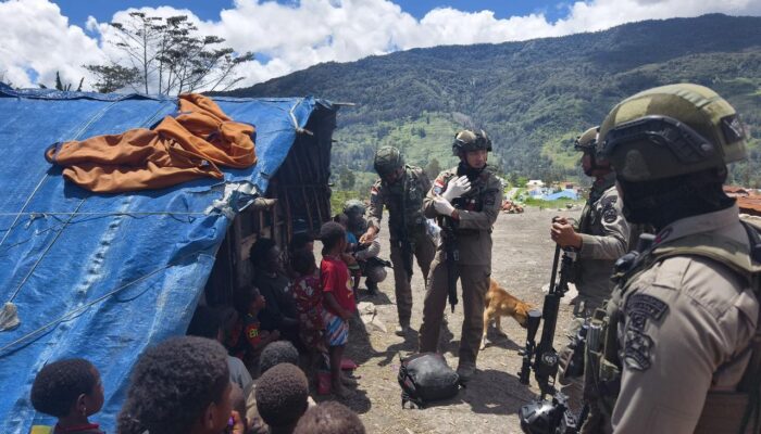 Satgas Damai Cartenz Laksanakan Patroli dan Layanan Kesehatan di Pengungsian Gigobak Sinak, Wujud Nyata Kepedulian kepada Warga