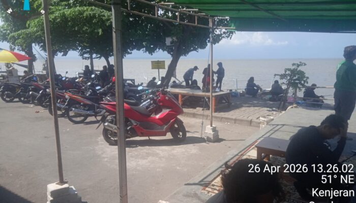 Pantai Kenjeran Dipadati Warga, Mancing Jadi Pelarian Hilangkan Jenuh, Warkop STW Ikut Diserbu