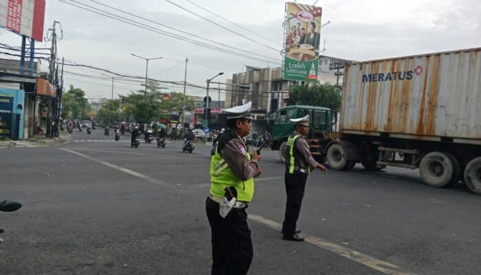 Polsek Tambaksari Atur Lalu Lintas di Prapatan Kedung Cowek, Antisipasi Kemacetan Jam Sibuk