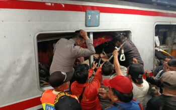 KRL Commuter Line Dihantam KA Jarak Jauh di Peron, Penumpang Panik Berhamburan