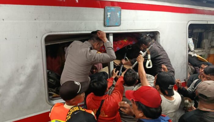 KRL Commuter Line Dihantam KA Jarak Jauh di Peron, Penumpang Panik Berhamburan