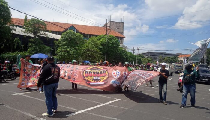 Ratusan Ojol Demo di DPRD Jatim, Bawa Tiga Tuntutan
