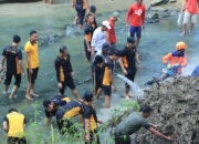 Gerakan Indonesia ASRI : Polres Ngawi Bersihkan Aliran Sungai di Jembatan Purba