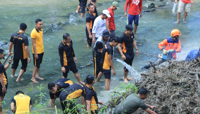 Gerakan Indonesia ASRI : Polres Ngawi Bersihkan Aliran Sungai di Jembatan Purba