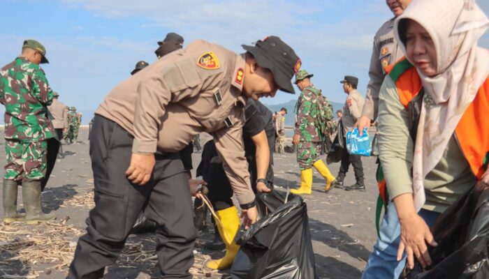 Polres Lumajang Bersama Pemda Gelar Aksi Bersihkan Pantai Bambang