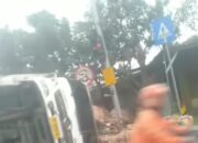 Truk Bermuatan Kardus Terguling di Karangpilang, Arus Lalu Lintas Lumpuh Total