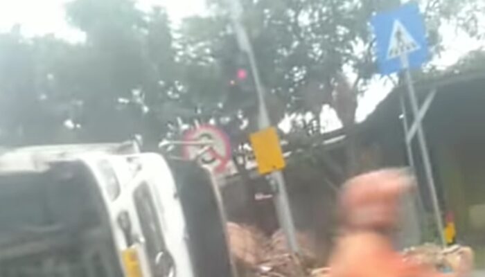 Truk Bermuatan Kardus Terguling di Karangpilang, Arus Lalu Lintas Lumpuh Total