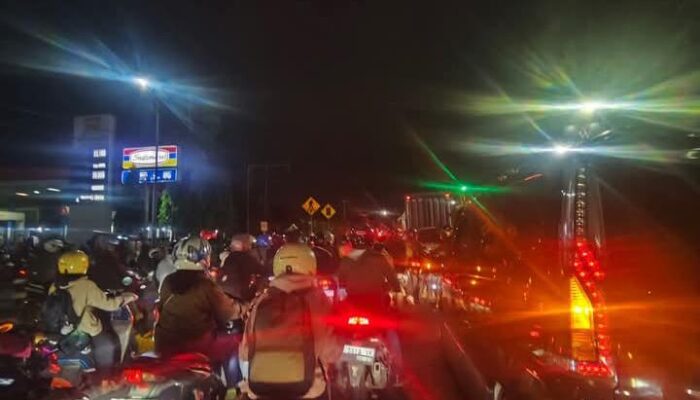 Truk Mendadak Mogok Jalur Utama Lumpuh Total