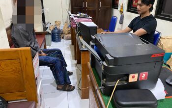 Tiga HP Digasak dari Dalam Rumah, Pelaku Diringkus Warga dan Diserahkan ke Polisi