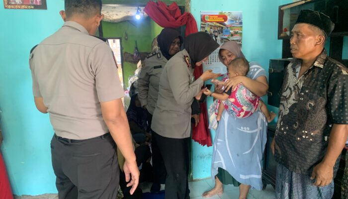 Polres Pasuruan Takziah dan Berikan santunan untuk Korban Laka di Perlintasan Kereta