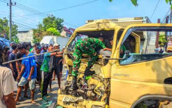 Bus Mogok Diseruduk Truk Boks di Madiun, Sopir Truk Tewas Saat Evakuasi