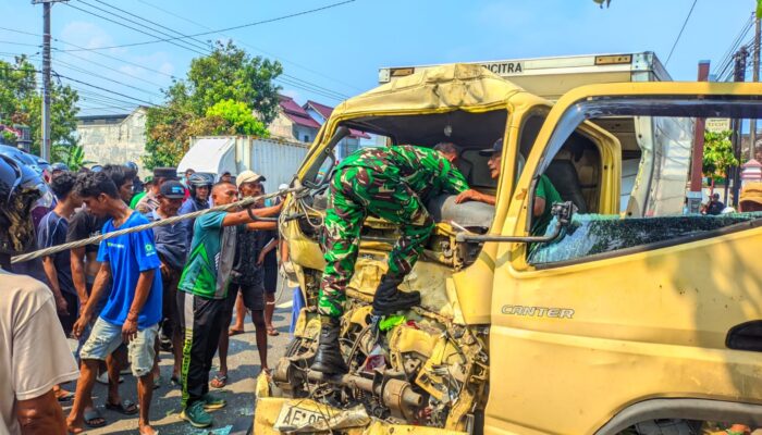 Bus Mogok Diseruduk Truk Boks di Madiun, Sopir Truk Tewas Saat Evakuasi