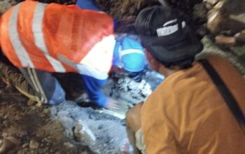 Aksi Brutal Pencurian Kabel PT Telkom di Kalianyar Surabaya Rusak Jalan dan Ancam Keselamatan Warga