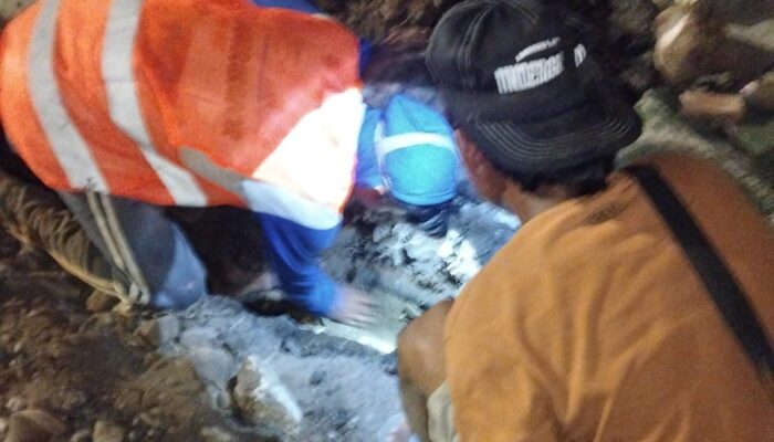 Aksi Brutal Pencurian Kabel PT Telkom di Kalianyar Surabaya Rusak Jalan dan Ancam Keselamatan Warga