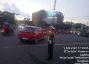 Respon Cepat Laporan 110, Polisi Urai Kemacetan di Simpang Kedung Cowek