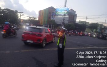 Respon Cepat Laporan 110, Polisi Urai Kemacetan di Simpang Kedung Cowek