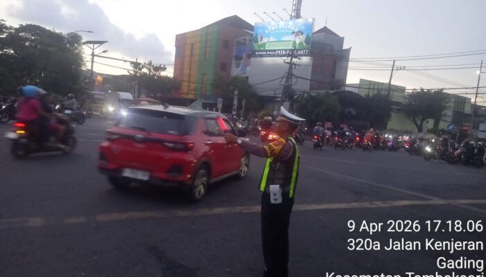 Respon Cepat Laporan 110, Polisi Urai Kemacetan di Simpang Kedung Cowek