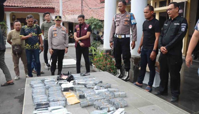 IRT Diduga Jadi Bandar Obat Keras Terlarang, Polres Cirebon Kota Amankan Puluhan Ribu Pil