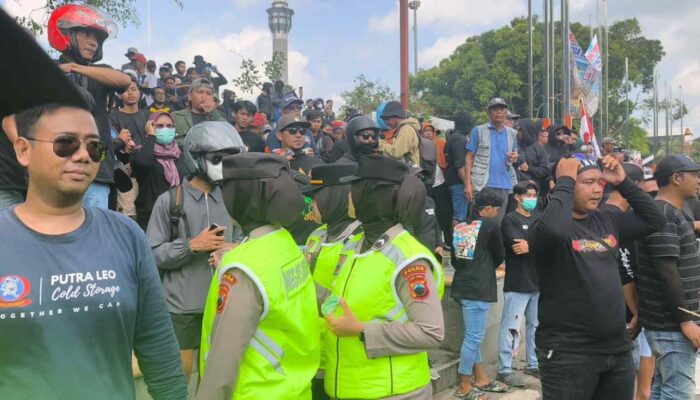 Humanis di Tengah Aksi: Tim Negosiator Polresta Pati Bagikan Air, Tebar Senyum, dan Bangun Kedekatan