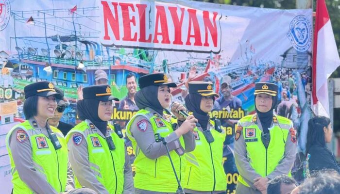 Ikut Panas-Panasan Bersama Massa, Negosiator Polresta Pati Tunjukkan Dedikasi Tanpa Batas