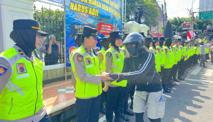 Sentuhan Humanis Tim Negosiator, Aksi Diwarnai Jabat Tangan Penuh Simpati