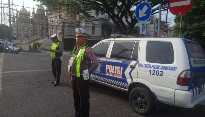 Polsek Tambaksari 1202 Unit Lantas Urai Kemacetan di Simpang Jl. Kedung Cowek, Arus Lalin Pagi Lancar