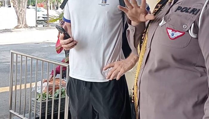 Polwan RTMC Ditlantas Polda Jatim Layani WNA dengan Humanis dan Fasih Berbahasa Inggris