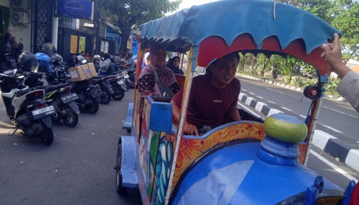 Petugas Polsek Tambaksari Tertibkan Odong-Odong Lawan Arus di Jl. Kedung Cowek