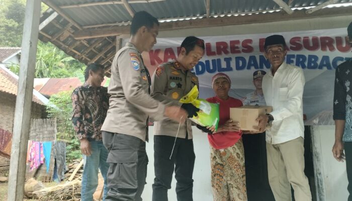 Polri Untuk Masyarakat : Kapolres Pasuruan Blusukan Salurkan Bansos untuk Warga