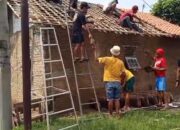 Semangat Gotong Royong Warga Kp Soge Renovasi Majlis Taklim Al Muawanah