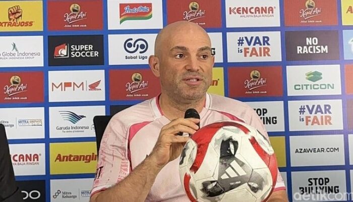 Pelatih Persebaya, Bernardo Tavares dalam jumpa pers