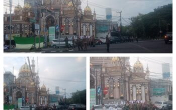 Ratusan Jamaah Padati Masjid Masjid Al Ishlah Saat Sholat Idul Adha, Petugas Gabungan Siaga Atur Lalu Lintas Kedung Cowek