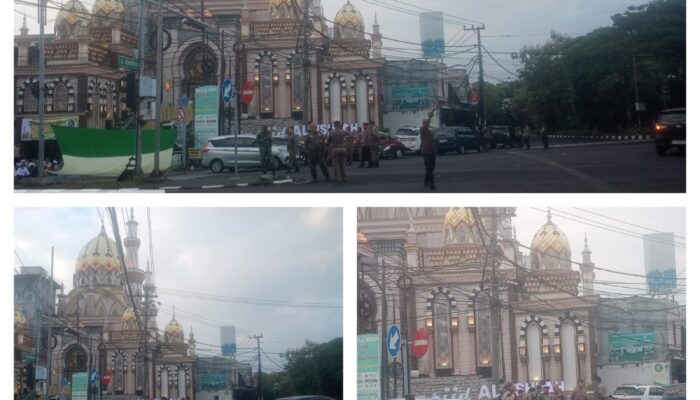 Ratusan Jamaah Padati Masjid Masjid Al Ishlah Saat Sholat Idul Adha, Petugas Gabungan Siaga Atur Lalu Lintas Kedung Cowek