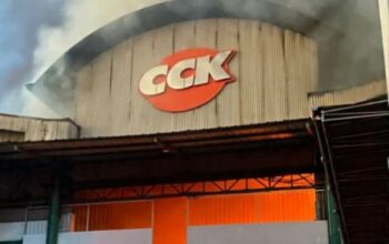 Kebakaran Hebat Landa PT Adilmart di Kawasan Cikupa Mas, Hampir Seluruh Bangunan Hangus
