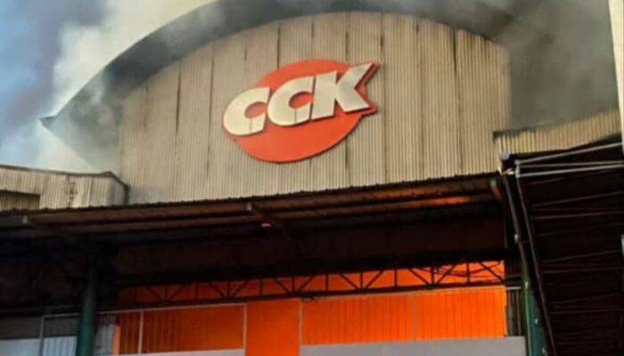 Kebakaran Hebat Landa PT Adilmart di Kawasan Cikupa Mas, Hampir Seluruh Bangunan Hangus